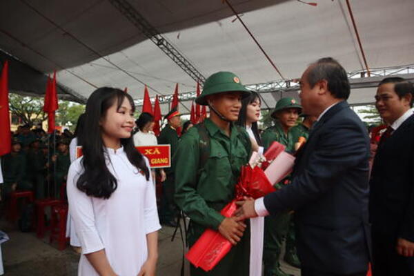 TRÀ BỒNG: TRANG TRỌNG LỄ GIAO NHẬN QUÂN NĂM 2025